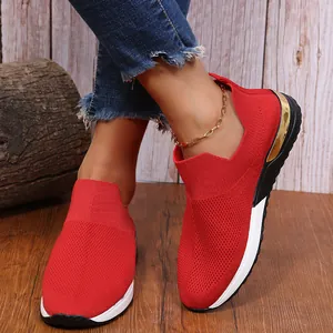 Vue détaillée des baskets à enfiler en flyknit rouge respirant pour femmes à semelle souple