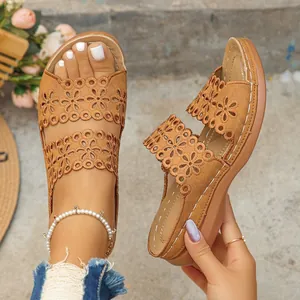 Damen-Keilsandalen in Braun mit lasergeschnittenem Blumenmuster auf den Doppelriemen