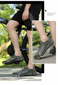 Dettaglio di scarpe da trekking verde militare su un sentiero per sport outdoor.