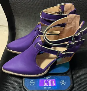 Mesure détaillée du poids des bottines violettes à bouts pointus et boucles, soit 620,4 g