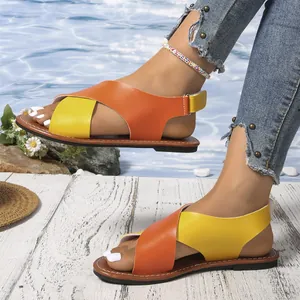 Sandales plates bohèmes à lanières croisées orange et jaune pour femmes, style plage
