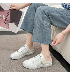 Mules casuales de lona blanca para mujer con detalle de cordones y diseño abierto