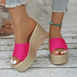 Sandales à talons compensés rose fuchsia avec plateforme dorée et texture tissée chic