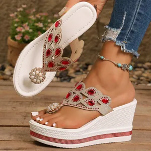 Sandalias de cuña blancas con diseños de diamantes rojos y adornos de perlas elegantes