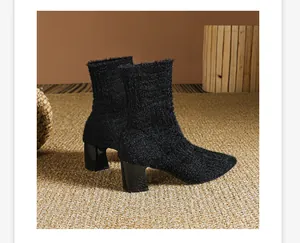 Elegante zwarte gebreide soklaarzen met puntige neus en blokhak voor dames mode.