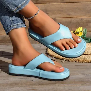 Primer plano de chanclas con plataforma azul claro y suela gruesa muy resistente.