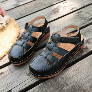 Elegante schwarze Keilsandalen mit Klettverschluss und weißen Nähten für Damen
