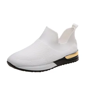 Vue latérale de baskets en maille blanche pour femmes avec talon doré brillant