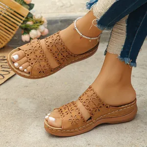 Braune Damen Keilsandaletten mit einem eleganten retro Blumenausschnitt Design