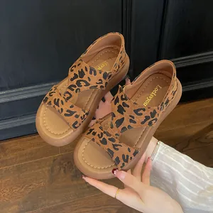 Dettaglio dei sandali platform leopardati con suole spesse e cinturini in velcro
