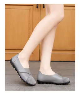 Seitenansicht grauer Damen-Loafer zum Hineinschlüpfen mit Leder- und Wildlederbesatz