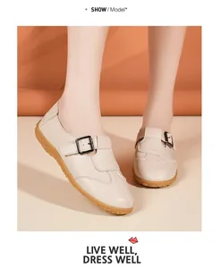 Bequeme beige Retro-Flachschuhe mit verstellbarer Schnalle und weicher rutschfester Gummisohle