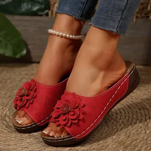 Zuecos rojos con cuña y elegante detalle de flor de cuero con costuras blancas refinadas