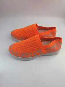 Ademende fly-knit oranje instappers voor dames met grijze luipaardprint mesh