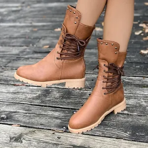 Bruine veterschoenen tot halverwege de kuit met noppen en lage hakken op hout.