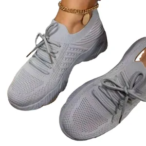 Atmungsaktive graue Flyknit-Mesh-Damen-Sneaker mit einer bequemen Luftpolstersohle