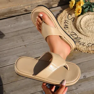 Primer plano detallado de chanclas de plataforma nude para mujer en cuero suave