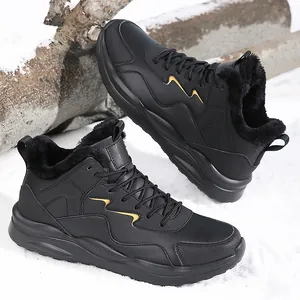 Detailansicht schwarze Winter-Outdoor-Stiefel mit warmem Fellfutter im Schnee