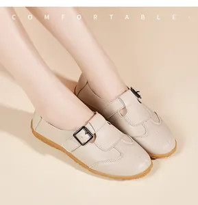 Detaillierte Nahaufnahme von beigen Retro-Leder-Loafers mit Schnallenriemen und weicher Sohle