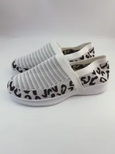 Detailweergave van ademende witte fly-knit instapschoenen voor dames met dierenprint