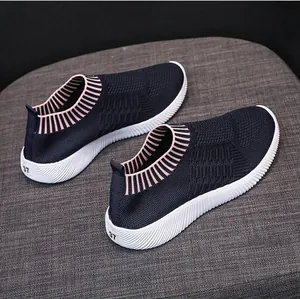 Dettaglio di sneakers slip-on in maglia blu navy con colletto elastico a righe rosa
