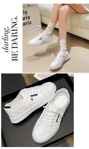 Vista dettagliata delle classiche sneakers platform bianche retro con lacci