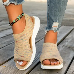 Detaillierte Nahaufnahme modischer bunter Mesh-Sandalen auf einem rustikalen Holzdeck