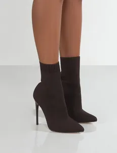 Detailansicht der schokoladenbraunen Strickstiefeletten mit spitzer Kappe und Stilettoabsatz