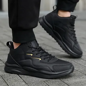 Detailansicht von schwarzen Outdoor-Sportschuhen mit stilvollen goldenen Akzenten an der Seite.