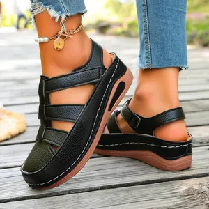 Detailansicht der schwarzen Keilsandalen mit Klettverschluss und Kontrastnähten
