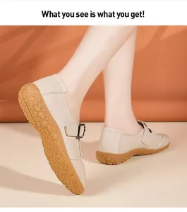 Nahaufnahme von beigen Vintage-Flachschuhen mit weicher Sohle und Blumenmuster