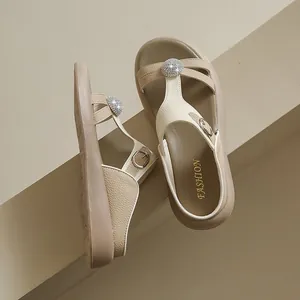 Detailansicht der stylischen beigefarbenen Damen-Pantoletten mit Strassverzierung.