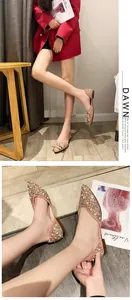 Elegante champagne pailletten platte schoenen met spitse neus en strikdetail van parels