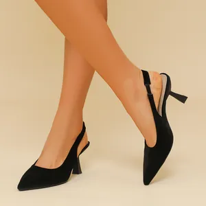 Escarpins noirs élégants en velours à bout pointu et bride arrière sur fond beige.