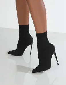 Detailansicht eleganter schwarzer Strick-Stiefeletten mit spitzer Kappe und Stiletto-Absatz