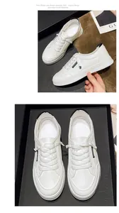 Dettaglio macro di sneaker piatte bianche retrò con design classico stringato e logo