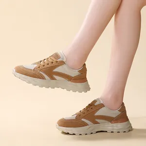 Eleganti sneaker chunky beige da donna ai piedi, scarpe sportive traspiranti in camoscio