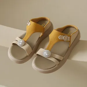 Elegante Keilsandalen für Damen mit glitzerndem Strassball und strukturiertem Lederdetail