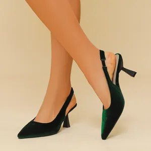 Vue détaillée d'élégantes chaussures à talons hauts en velours vert foncé sur un mannequin