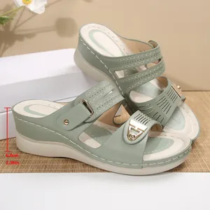 Detail view of stylish green wedge sandals with a 6cm platform heel and stitching details