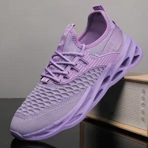 Gedetailleerd zijaanzicht van de paarse ademende fly-knit mesh blade hardloopschoen