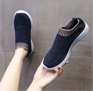 Sneakers slip-on traspiranti in maglia blu scuro da donna con dettaglio rosa a righe