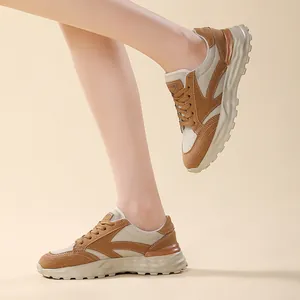 Vista dettagliata di sneaker stile dad da donna color albicocca in mesh e camoscio.