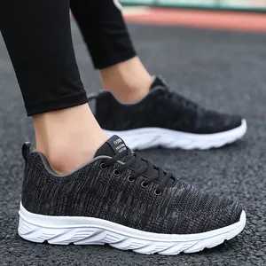 Ελαφριά μαύρα αθλητικά παπούτσια fly-knit για άνδρες με διαπνέον σχέδιο