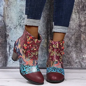 Vue détaillée des bottines bohèmes colorées en patchwork avec motifs ethniques et talons hauts