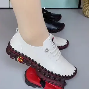 Gros plan détaillé de mocassins confortables en cuir blanc souple à lacets plats