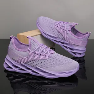 Detailweergave van paarse blade hardloopschoenen met ademend fly-knit mesh boven