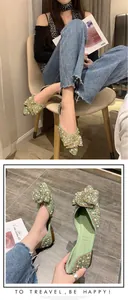 Gedetailleerd overzicht van groene spitse ballerina's met strik, strass en parels