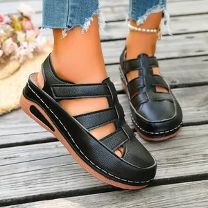 Nahaufnahme der schwarzen Damen-Keilsandaletten mit Hohlraum-Design und Klettverschluss