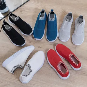 Vetrina dettagliata di sneaker in maglia traspirante in più colori vivaci